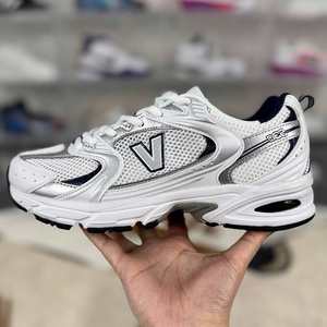 Vente directe d'usine de nouvelles chaussures de sport respirantes et légères. Chaussures de course blanches simples pour hommes et femmes. - Product Image 1