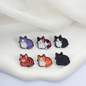 Spilla con stampa UV a forma di gatto simpatico in posa toast, gatto pigro sorridente sdraiato, colore tabby nero e arancione, per borsa, risvolto, gioiello, regalo - Product Image 3