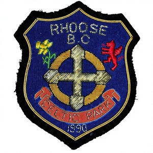 Bordado a mano El parche presenta un escudo con el texto RHOOSE B.C en la parte superior y 1990 en la insignia inferior - Product Image 1