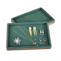 Plateau de présentation de bijoux en suède et métal pour bagues et bracelets, personnalisable avec logo, pour chaînes de magasins, idéal pour le dropshipping