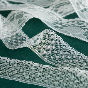Nastro in Pizzo Bianco con Bordi Ricamati, Vari Modelli, Pizzo Floreale Vintage Bianco e Beige per Cucito, Fai da Te, Confezioni Regalo - Product Image 2