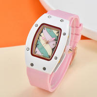 Nouvelle Montre à Quartz de Luxe pour Femme avec Mouvement Citizen, Bracelet en Silicone, Design Carré Arc-en-ciel avec Strass Colorés et Aiguilles