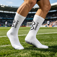 Chaussettes de football antidérapantes pour hommes avec logo personnalisé, chaussettes mi-mollet de football avec grip en silicone antidérapant
