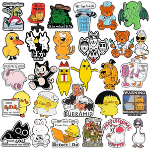 Broches de esmalte de dibujos animados de comedia, bonitos broches de anime de perro, gato, pato, doctor, oso, insignias para ropa, joyería, regalos para amigos - Product Image 2