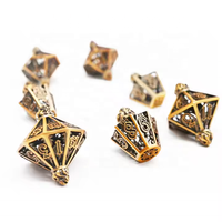Dés de dragons de donjons en métal de jeu de rôle polyédrique creux exquis uniques pour le cadeau du MDN