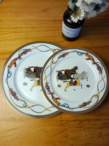 Service d'assiettes en porcelaine fine avec incrustations dorées, écologique et de haute qualité, idéal pour les événements de mariage modernes et luxueux - Product Image 6