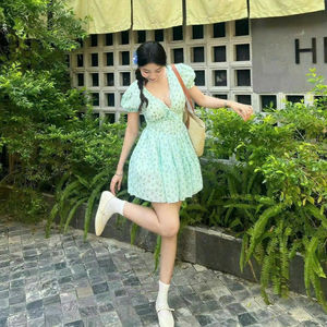 Vestido Mini Azul Floral con Cuello en V, Mangas Abullonadas, Cintura Natural, Teñido Liso, Transpirable, de Poliéster, Hecho en Vietnam - Product Image 1