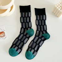 Chaussettes mi-mollet sans coutures personnalisées pour femmes, avec un toucher unique concave et convexe, tendance coréenne Instagram, color-blocking
