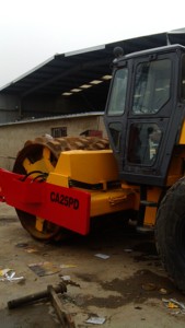 Rouleau compresseur à double tambour Dynapac CA25/CA30 de puissance élevée avec moteur à essence de 92 kW et poids de 25 000 kg - Product Image 2