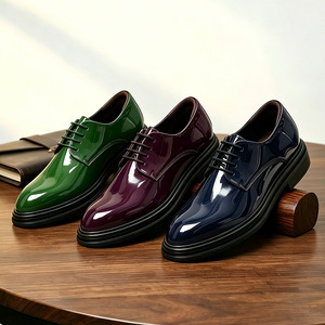 Une paire de chaussures habillées pour hommes sur mesure en cuir verni souple à semelle souple - Product Image 1