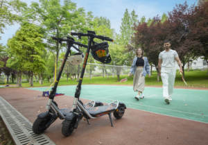 Patinete Eléctrico A1, Stock UE, Batería 48V 13Ah, 45KM, Neumáticos de Vacío de 10 Pulgadas, Amortiguadores de Goma, Pantalla LED, Plegable, Aluminio - Product Image 5