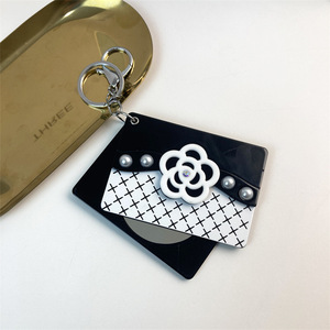 Espejo de Maquillaje Portátil con Diseño Floral Negro, Espejo Pequeño de Mano con Cubierta Deslizante de Dibujos Animados, Espejo Redondo Pequeño de Ácido Acético - Product Image 6