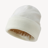 Grosir desain baru kustom Logo akrilik Satin berjajar rajut musim dingin sutra hangat Satin berjajar topi Beanie untuk pria dan wanita