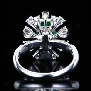 Anillo de Esmeralda Verde Natural de Zambia de 18K y 1.93CT con Halo de 16 Diamantes Blancos Brillantes, Joyería Fina de Colección - Product Image 5