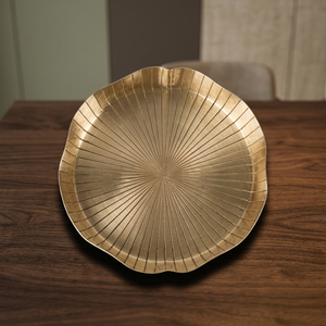 Assiette décorative en métal de forme irrégulière, faite à la main, polie, design minimaliste, pour les fêtes - Product Image 5