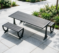 Table et banc d'extérieur peu encombrants, design compact avec structure de pieds triangulaires robustes, idéal pour les petits patios et cours.