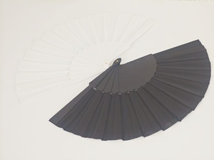 FAREA Abanico Plegable de Plástico Ecológico Hecho a Mano de 23 cm, Blanco y Negro, para Regalos Promocionales - Product Image 4