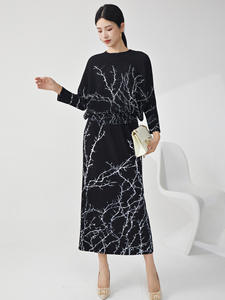 ชุดลำลองสองชิ้นสำหรับผู้หญิงจาก Miyake Fashion ชุดสูทระดับไฮเอนด์ เสื้อแขนค้างคาว กระโปรงผ่าข้าง สามารถปรับแต่งได้ เสื้อผ้าสำเร็จรูป - Product Image 2