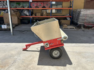 Semoir traîné polyvalent pour l'entretien des pelouses, la gestion du <span class=keywords><strong>gazon</strong></span>, la distribution de compost et l'amélioration des sols - Prix de dépôt - Product Image 3