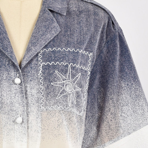Camisa holgada de poliéster con estampado floral de manga corta para fabricantes mayoristas, de alta calidad, transpirable y lavable. - Product Image 3