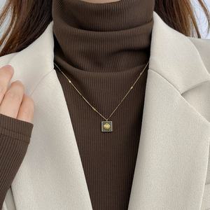 Collier ras du cou en acier inoxydable plaqué or 18 carats pour femme, style océan, avec perles carrées noires en acrylique et bordure coquillage - Product Image 6