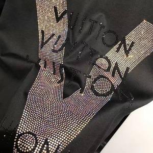 T-shirt da <span class=keywords><strong>Uomo</strong></span> di Qualità in Cotone Mercerizzato con Motivo a V e Strass Novità 2023 Stile Street Fashion a Maniche Corte Abbigliamento Maschile - Product Image 6