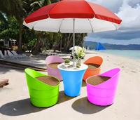 Ensemble de chaises de plage contemporaines en plastique moderne et tables d'extérieur personnalisables pour hôtels et villas