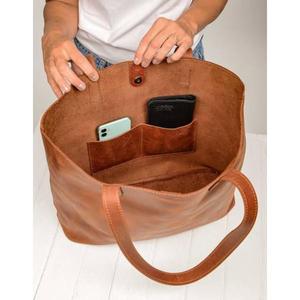 Sac à main moderne en similicuir pour femmes avec rangement pratique et bandoulière confortable, conçu pour le transport quotidien - Product Image 6