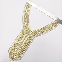 Collier floral brodé de sequins dorés, faux col de style ethnique avec bordure en dentelle pour la vente en gros et les projets DIY (Polyester)