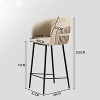 Chaise haute pour maison italienne de luxe, design moderne, style insulaire avec barre de taille pour personnes âgées, utilisation dans les hôtels