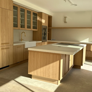 Cuisine ouverte en bois clair avec îlot central, évier, plaque à induction et réfrigérateur |   Système de meubles de cuisine modulaire tout-en-un - Product Image 4