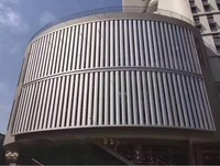 Lames de ventilation motorisées réglables en alliage d'aluminium à profil moderne, stabilisées aux UV, en acier inoxydable durable, pour installation verticale