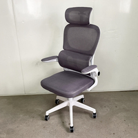 Chaise de bureau ergonomique moderne en maille noire avec accoudoirs réglables et base chromée robuste pour poste de travail professionnel et confort optimal