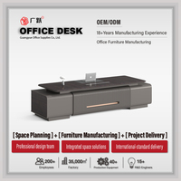 Bureau de direction avec plateau laqué haut de gamme pour espaces de travail modernes et solutions de mobilier de bureau tout-en-un