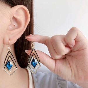 Boucles d'oreilles pendantes géométriques à double couche, en alliage plaqué or, ornées de cristaux bleus et rouges en forme de diamant, personnalisées, longues et exagérées pour femme - Product Image 6