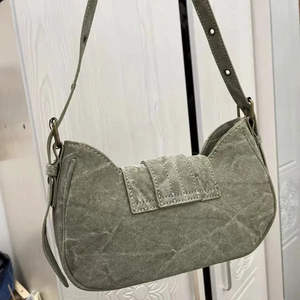 Nouveau sac Y2K rétro, sac à bandoulière style streetwear, sac hobo vert à rivets, sac de créateur punk cool, sac sous le bras - Product Image 4