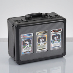 Box Porta Carte Sportive Gradate Personalizzato in Alluminio per Carte Gradate P-S-A <span class=keywords><strong>BGM</strong></span> con Coperchio in Acrilico a 3 File e Superficie in Fibra di Carbonio - Product Image 1