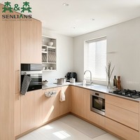 Ensemble d'armoires de cuisine avec portes en placage de bois clair, cuisinière à gaz à cinq brûleurs, four encastré, hotte en forme de T, plan de travail en acier inoxydable