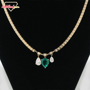 Collier Pendentif Classique Personnalisé en Or Jaune 14 carats avec Pierre en Diamant de Laboratoire Émeraude Forme Poire D VVS, Chaîne à Maillons, pour Fiançailles, Mariage et Soirée - Product Image 3