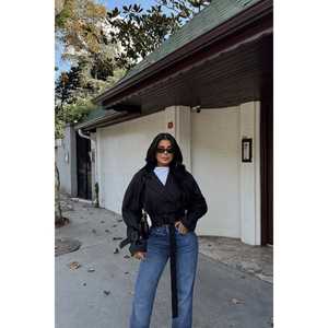 Veste en peau de mouton noire à double boutonnage avec éléments matelassés, style coupe-vent pour le printemps et l'automne, teinte et décorée de fourrure - Product Image 4