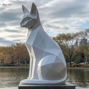 맞춤형 현대적인 대형 광택 추상 동물 조각상 거대한 흰색 스프레이 페인트 고양이 쪼그려 앉은 금속 기하학 조각 정원 장식용 - Product Image 1