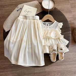 Set Estivo per Bambine 2025 Due Pezzi: Canotta Senza Maniche in Pizzo e Pantaloni a Gamba Larga in Tinta Unita con Pelliccia di Coniglio - Product Image 3