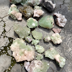 Vente en gros de figurines en apophyllite verte colorée, pierres précieuses naturelles, respectueuses de l'environnement, sur le thème de l'amour, cadeaux en cristaux - Product Image 2