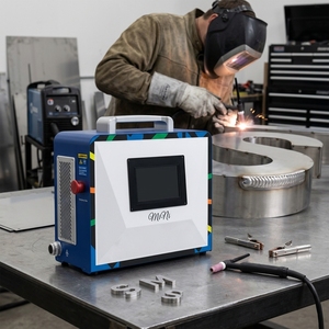 Machine de soudage au laser QCW portable de pointe, compacte, à fibre optique, pour l'acier inoxydable - Product Image 1
