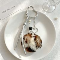 En gros, Porte-clés mignon en peluche léopard, Breloque de sac en similicuir avec pompon, Pendentif cœur en perle, Accessoire de bijouterie d'hiver
