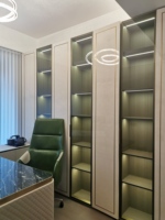 Armoire de chambre principale en verre ivoire haute brillance, style Mid-Century, avec plusieurs portes et poignée encastrée discrète