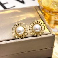 Vente en gros de nouvelles boucles d'oreilles à clous en or plaqué or et perles, boucles d'oreilles tendance, bijoux pour femmes pour les fêtes et les cadeaux