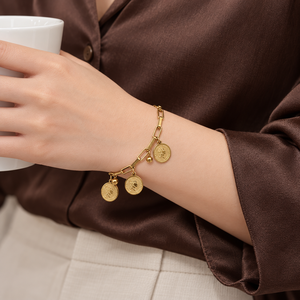 Pulsera de Eslabones con Dijes de Monedas, Acero Inoxidable, Baño de Oro al Vacío de 14K, Color Dorado - Product Image 5
