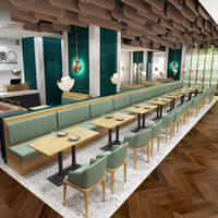 Banquette de restaurant en bois personnalisée avec sets de table