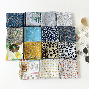 Pañuelo Cuadrado Pequeño de Algodón y Lino de 58x58cm, Estilo Coreano, Estampado Floral, Fresco y Transpirable, Pañuelo para el Cabello - Product Image 1